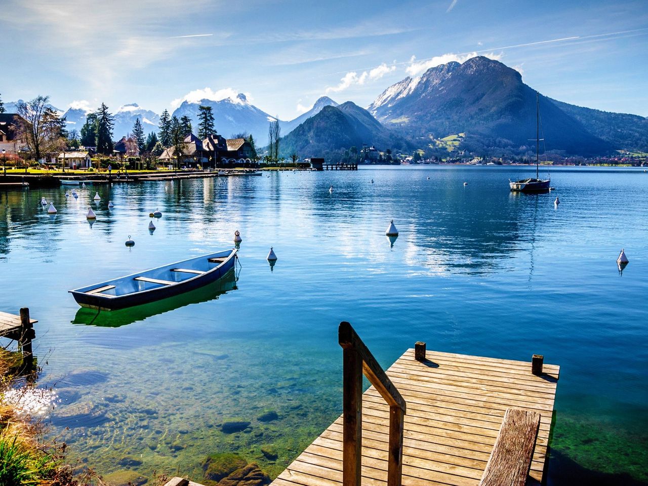 From Geneva: Bus tour to Annecy and Geneva including mini train