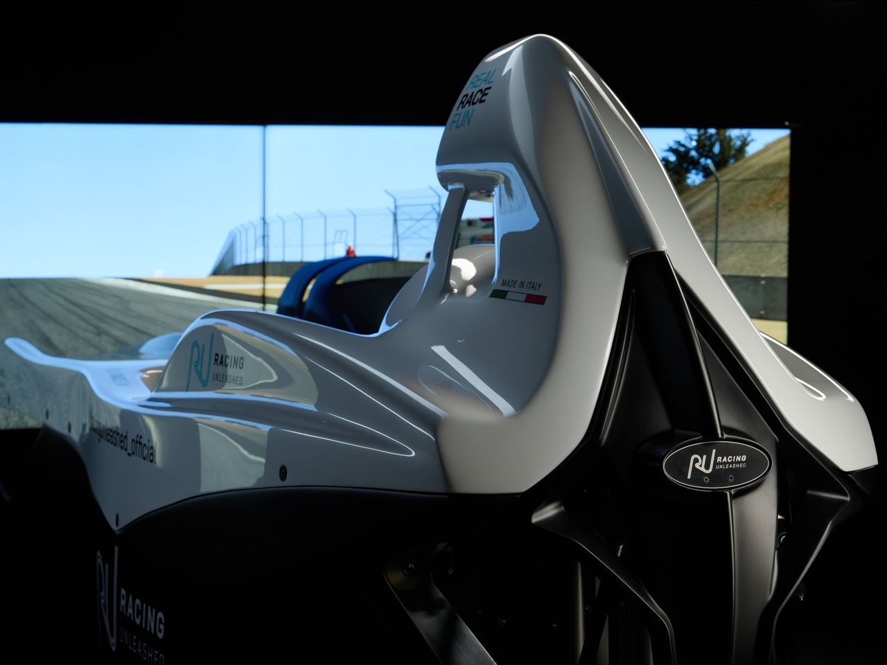 Racing Unleashed - Fahrt im Rennsimulator am Flughafen Zürich