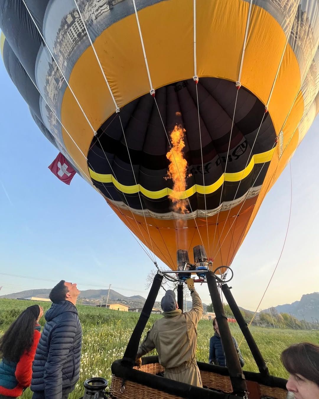 Vol privé en montgolfière au-dessus de Lugano avec brunch dans un grotto