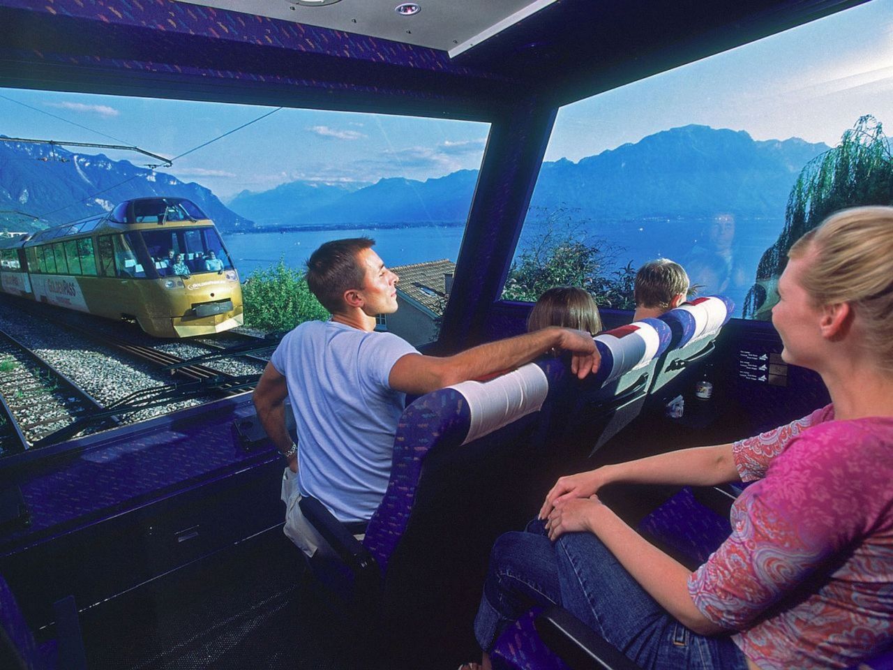 Ab Genf: Bustour Gruyères, Alpkäserei, Schokoladenfabrik und Golden Pass Line