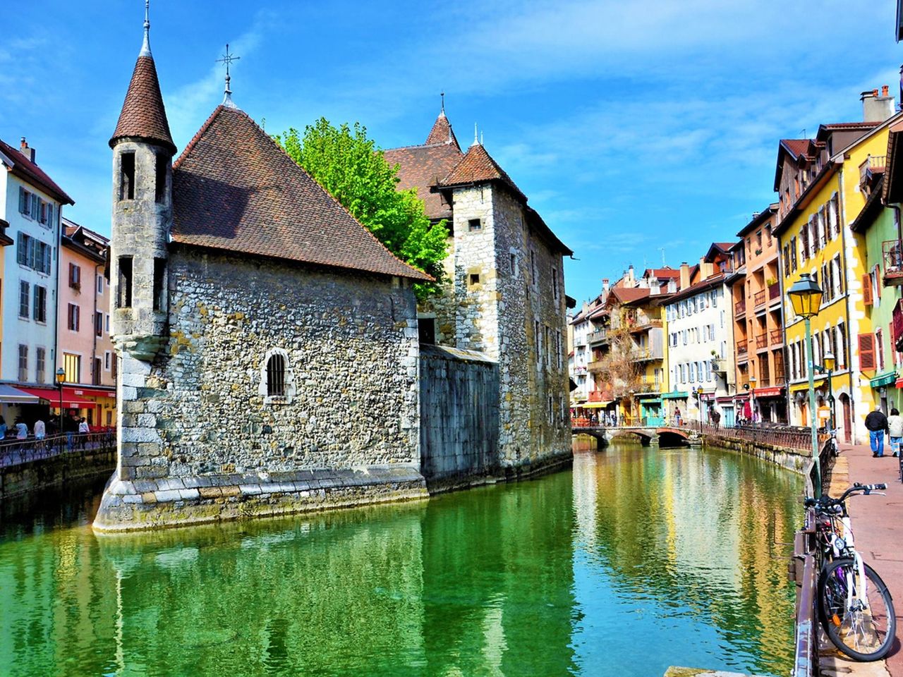 From Geneva: bus tour to Annecy with city tour
