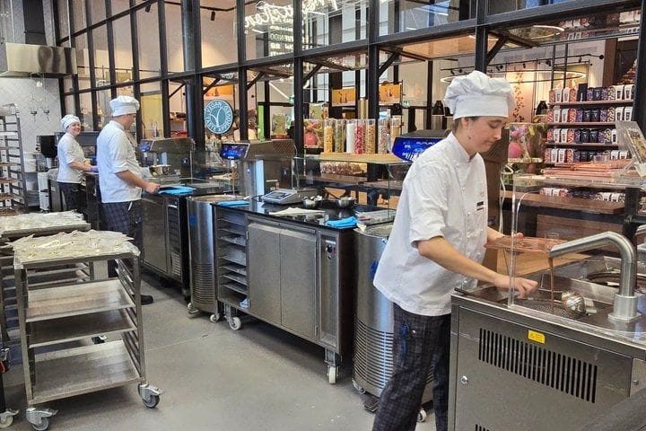 Depuis Zurich : visite de la fabrique Läderach avec dégustation et création de ton propre chocolat