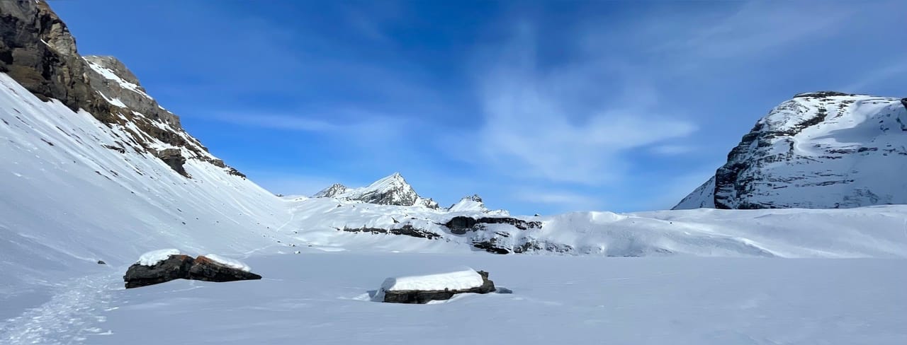 Discover snowshoeing – a guided day tour on the Gemmi
