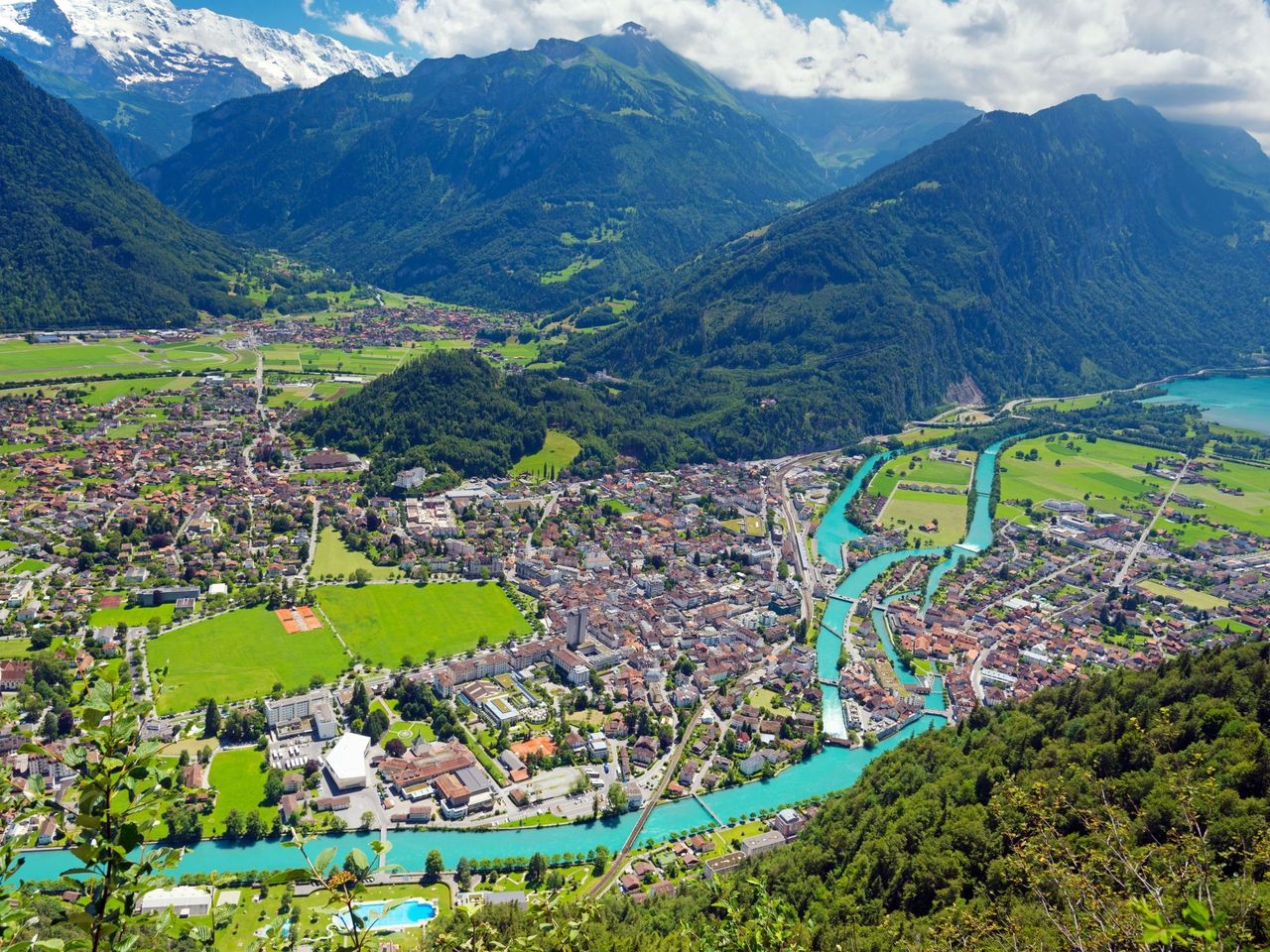 From Bern: Private Lakes and Waterfalls Tour