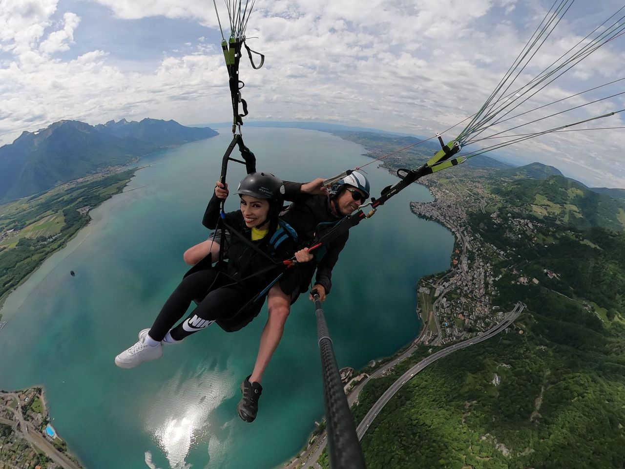 Montreux Gleitschirmfliegen Tandem über der Riviera