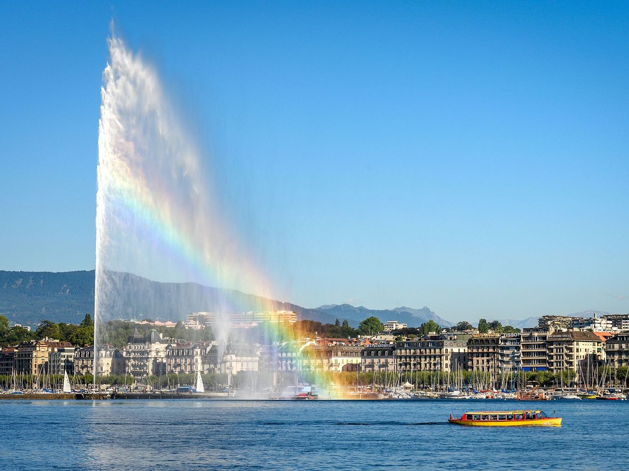 From Geneva: Bus tour to Annecy and Geneva including mini train