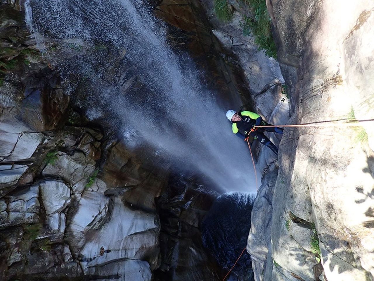 Iragna Schlucht Canyoning für sportliche Einsteiger ab Riviera