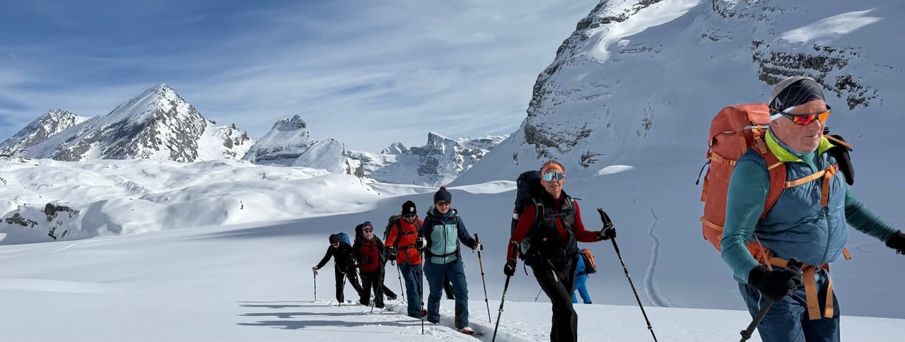 Discover snowshoeing – a guided day tour on the Gemmi