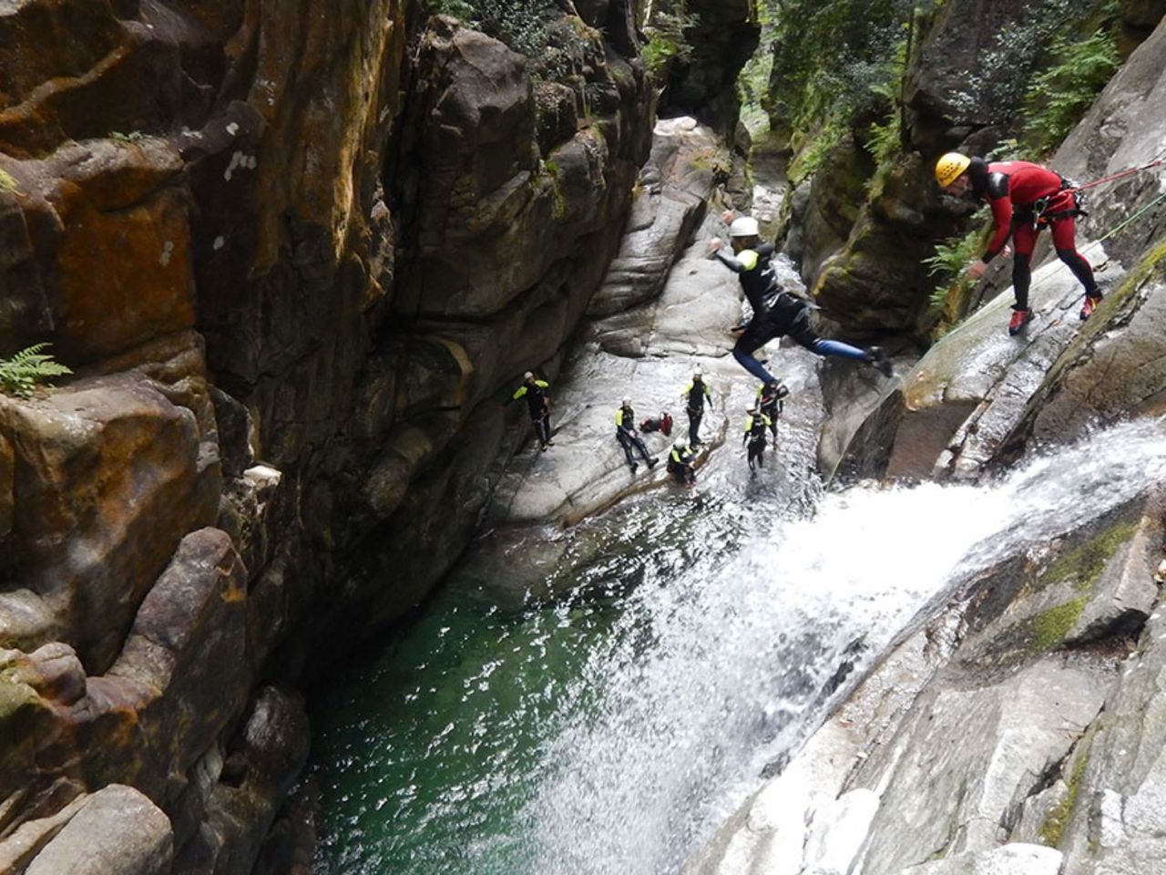 Iragna intermedio und inferiore Canyoning für Fortgeschrittene ab Riviera