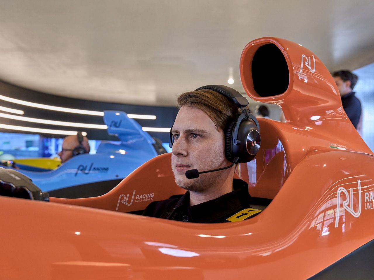 Racing Unleashed - Fahrt im Rennsimulator in der Stadt Zürich mit optionalem Essen
