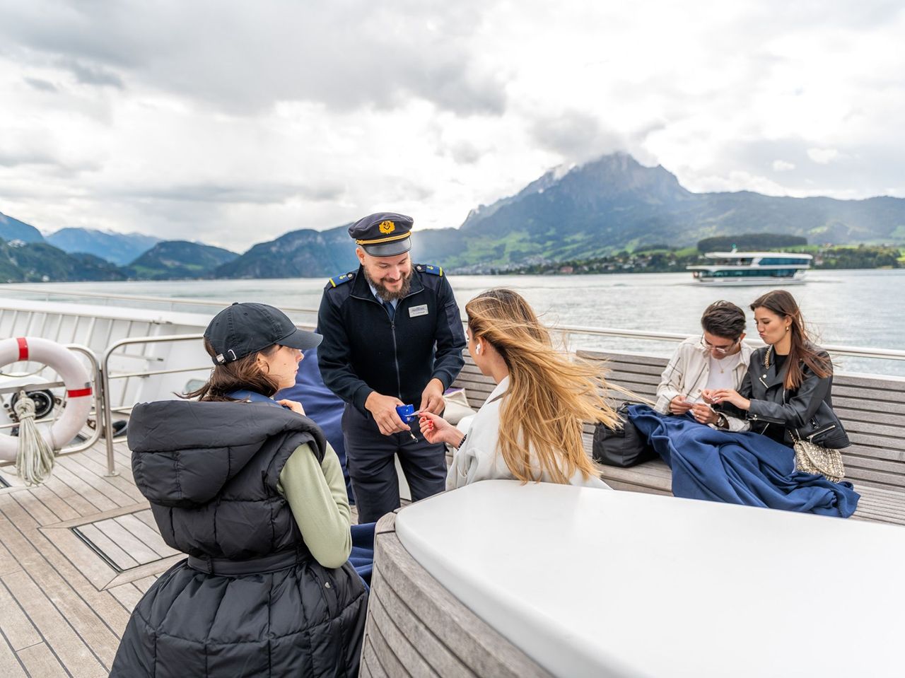 From Zurich: Bus tour to Lucerne with Sapphire Yacht Cruise