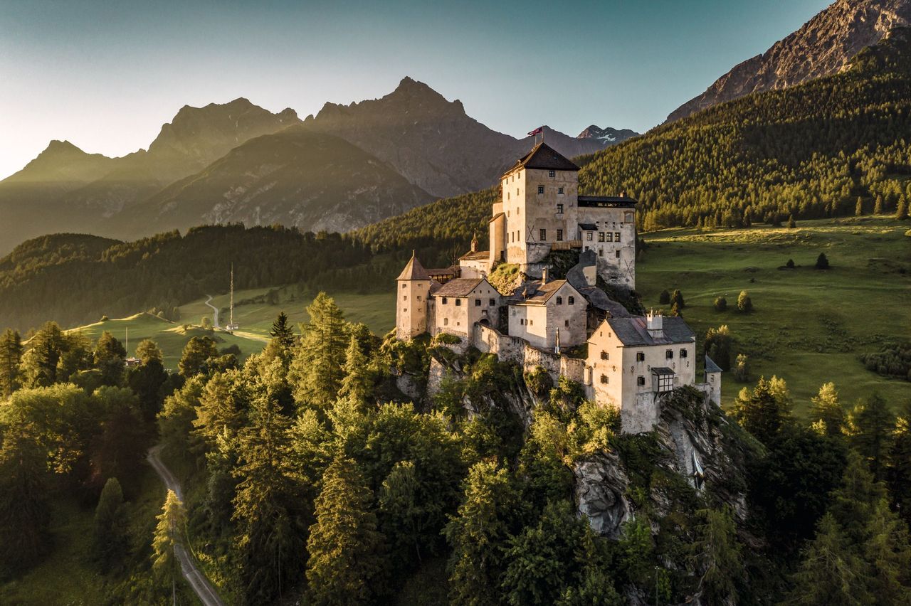 Schloss Tarasp Hügel