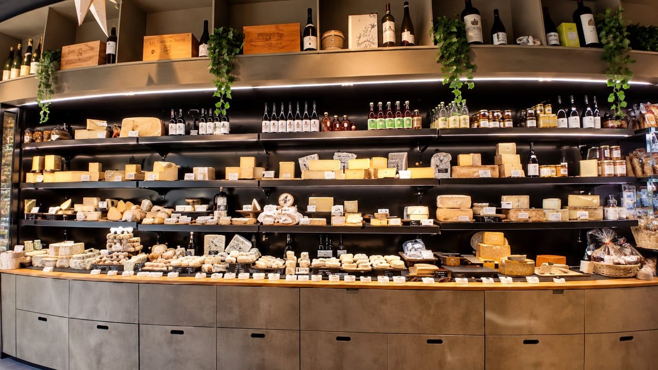 Degustazione di formaggi e vini in una formaggeria a Ginevra