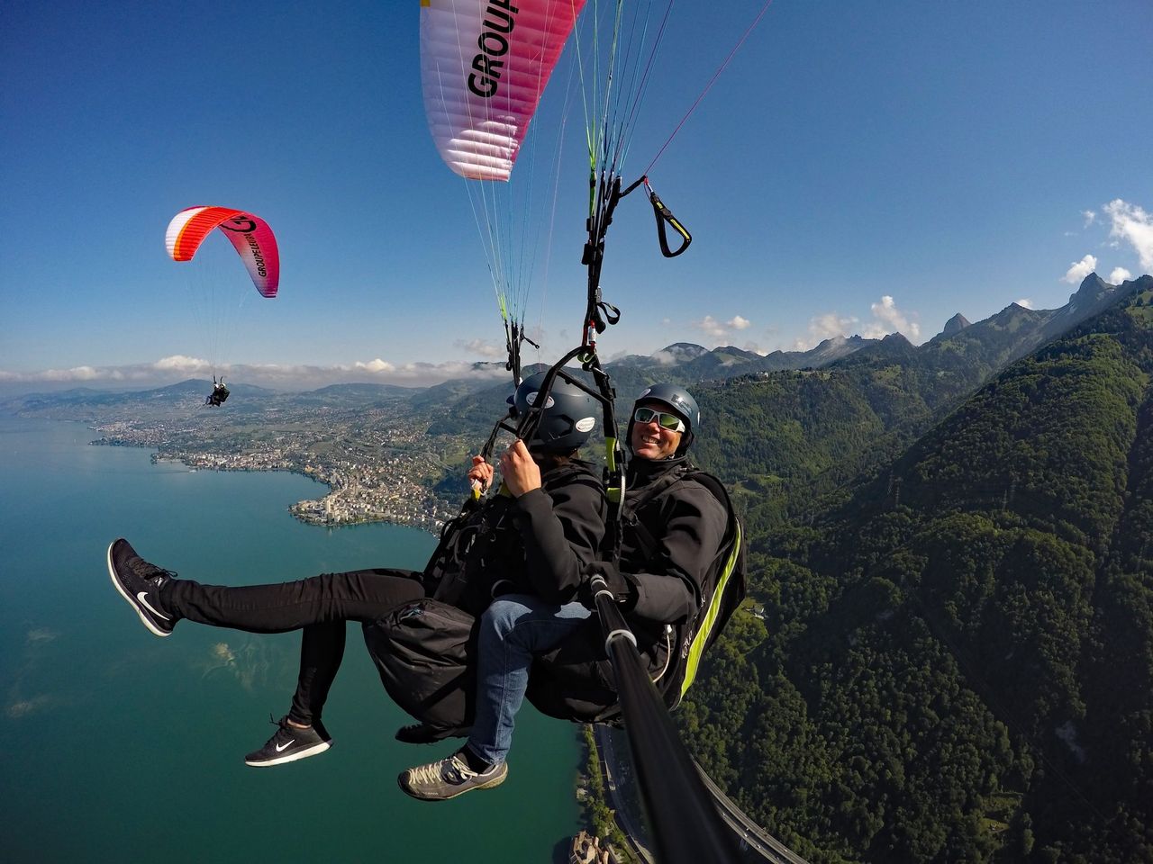 Montreux Gleitschirmfliegen Tandem über der Riviera