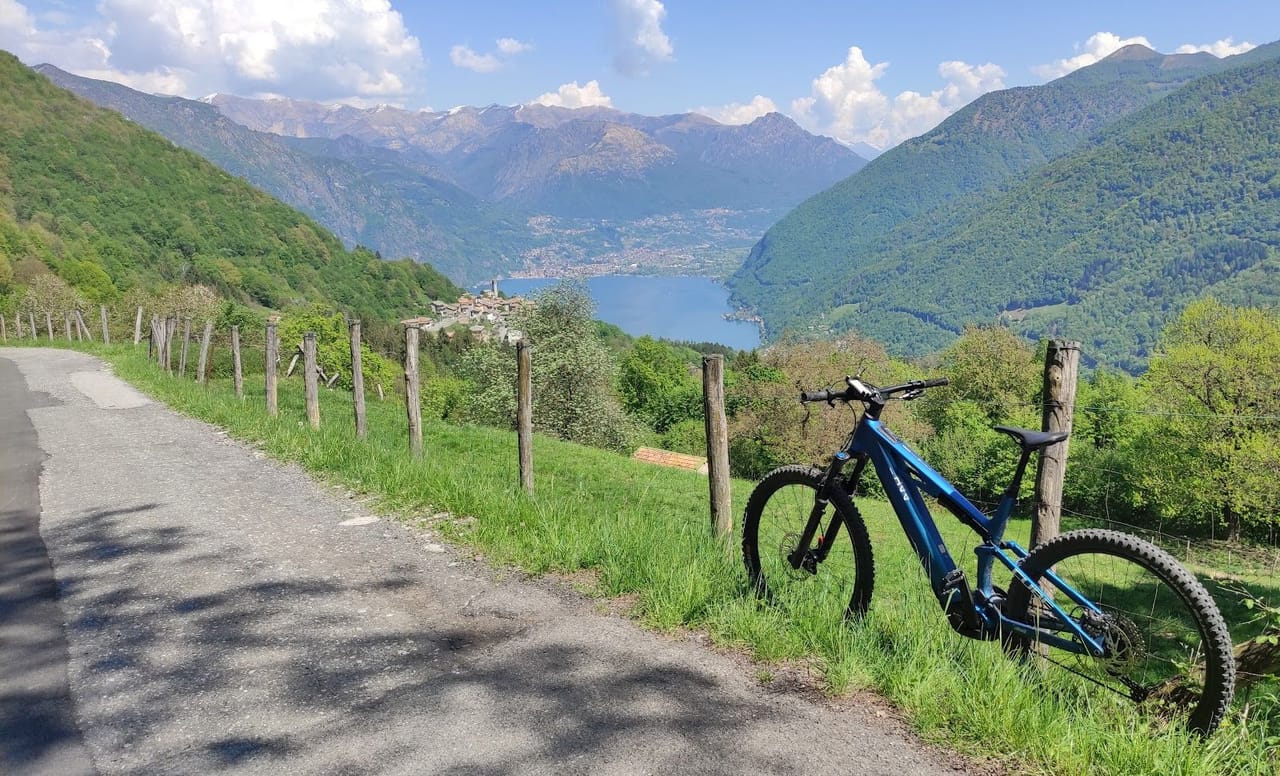 Tour autoguidato in e-bike in Valle Intelvi, tra il Lago di Como e il Lago di Lugano
