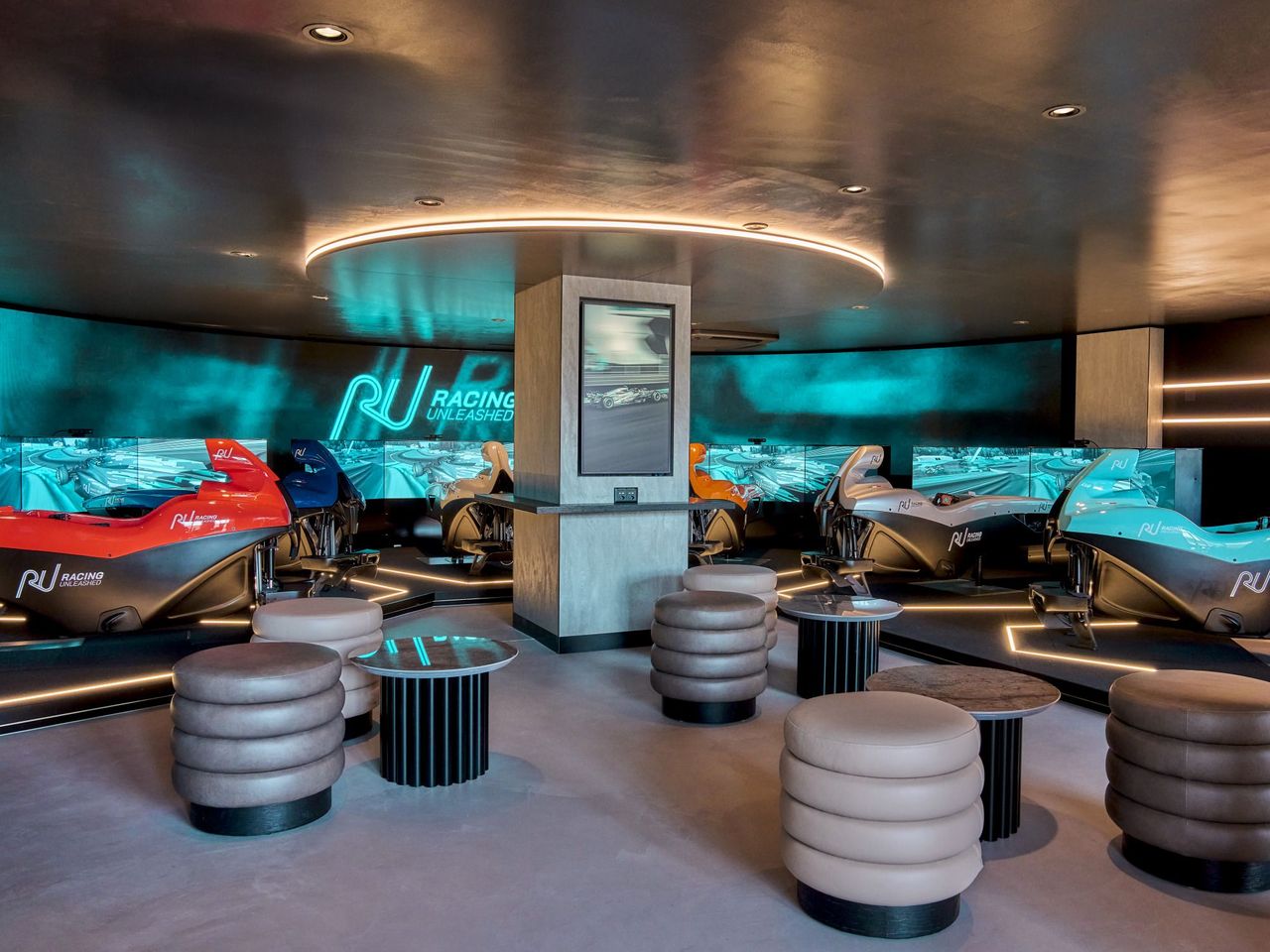 Racing Unleashed - Fahrt im Rennsimulator in der Stadt Zürich mit optionalem Essen
