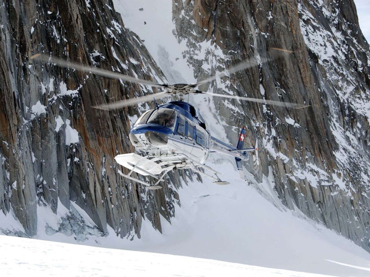 Jungfraujoch Gletscher Rundflug im Helikopter mit Gletscherlandung ab Buttwil