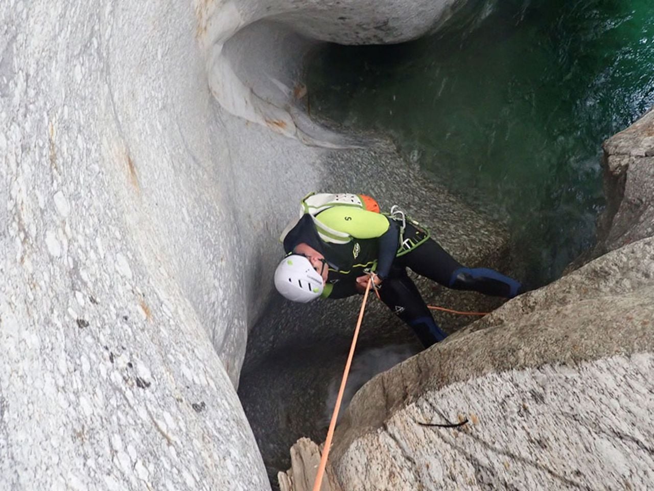 Boggera Schlucht Canyoning für sportliche Familien ab Cresciano