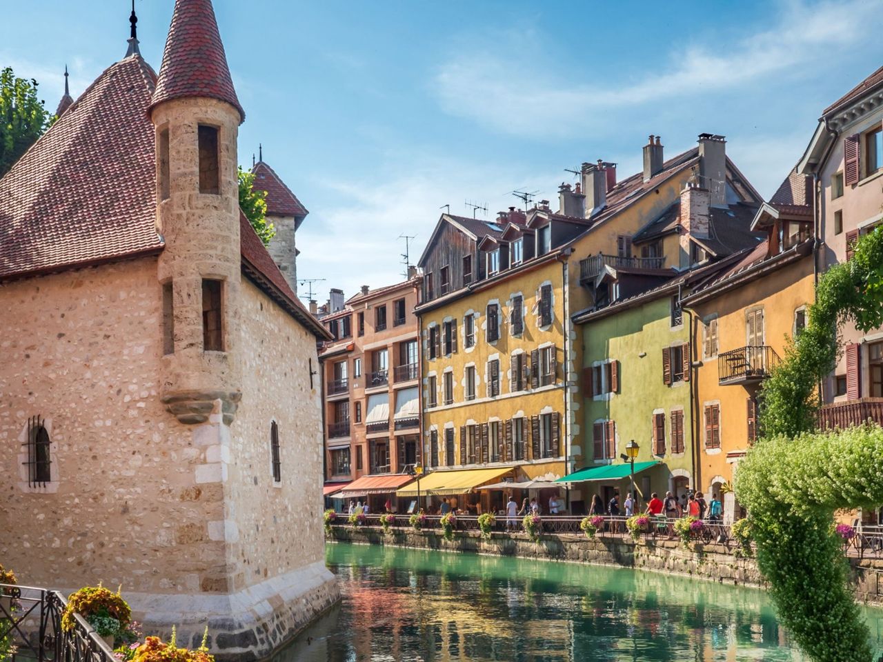 From Geneva: Bus tour to Annecy and Geneva including mini train