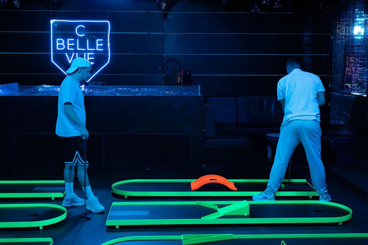 Minigolf néon au Club Bellevue à Zurich