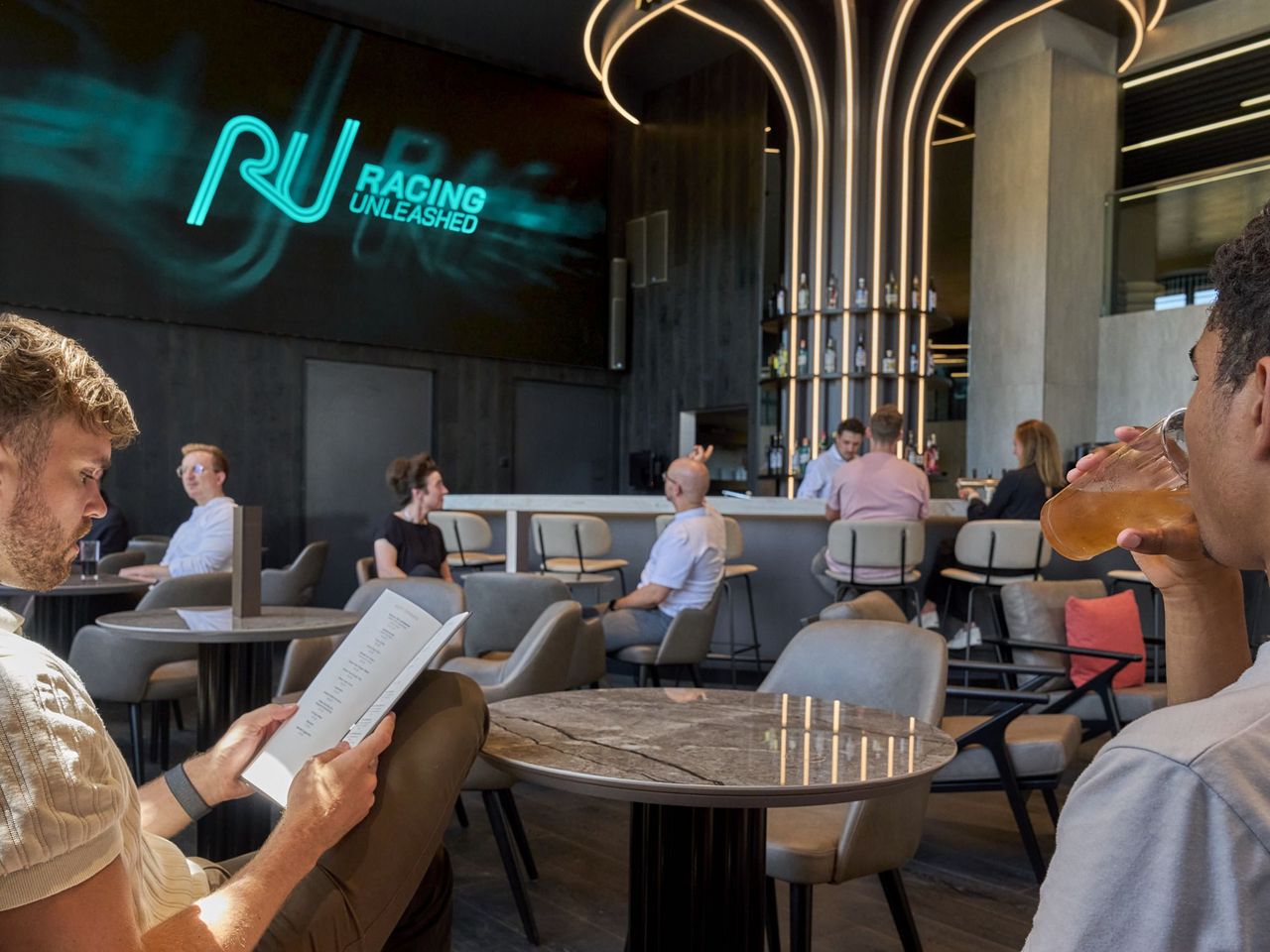 Racing Unleashed - Fahrt im Rennsimulator in der Stadt Zürich mit optionalem Essen