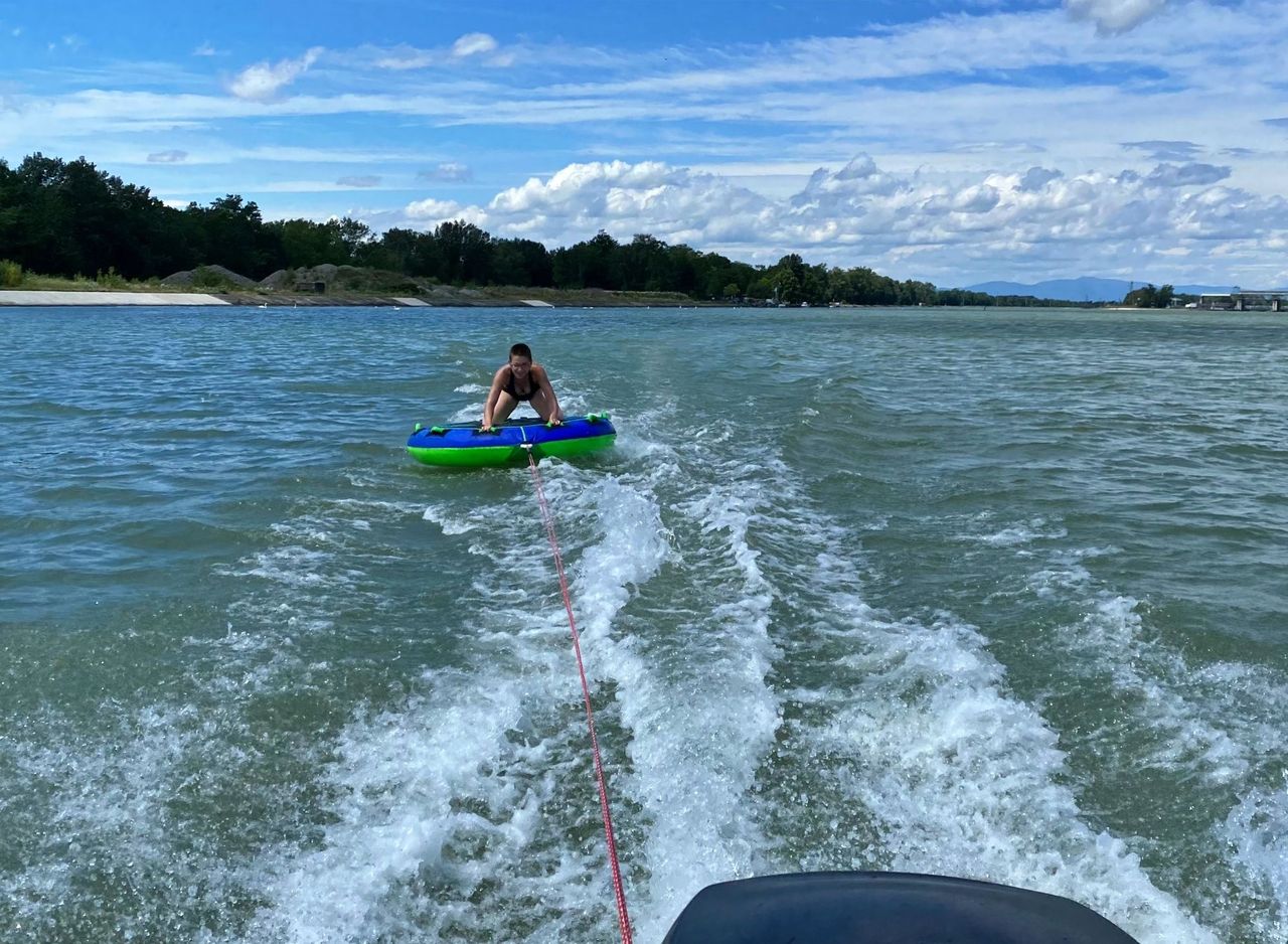 Fun Tube auf dem Rhein