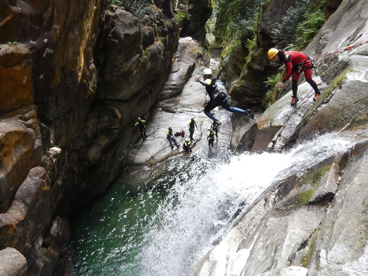 Iragna Schlucht Canyoning für sportliche Einsteiger ab Riviera