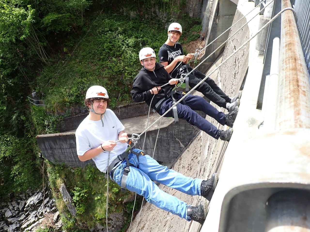 Abseiling at the 40-metre-high dam wall in Amden