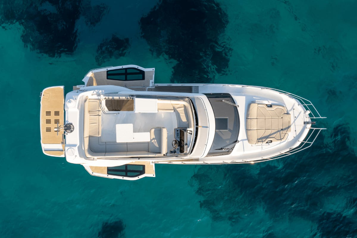 “Luxusyacht Premium Tagescharter” mit Skipper