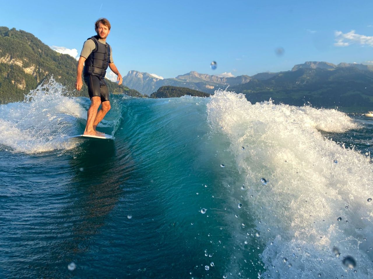Öffentliches Wakeboarden oder Wakesurfen Vierwaldstättersee