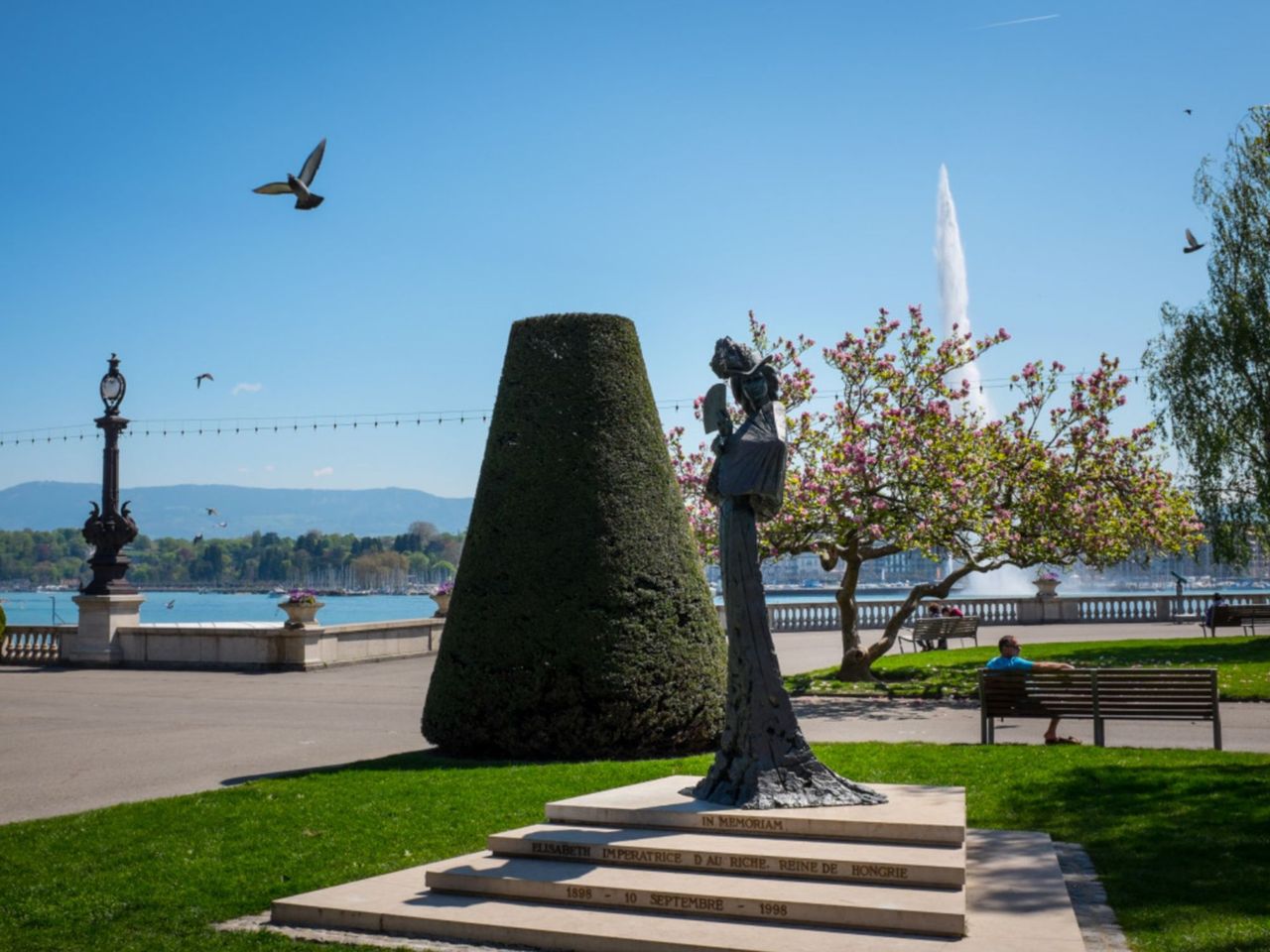 Geneva: Diplomatic Quarter - City Tour including Apéro