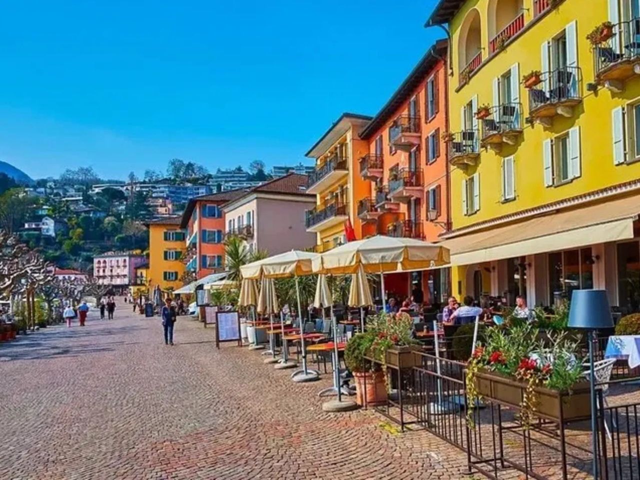 Ab Zürich: Alpenzug ins Tessin mit Burgen, Steindorf, See und regionaler Küche