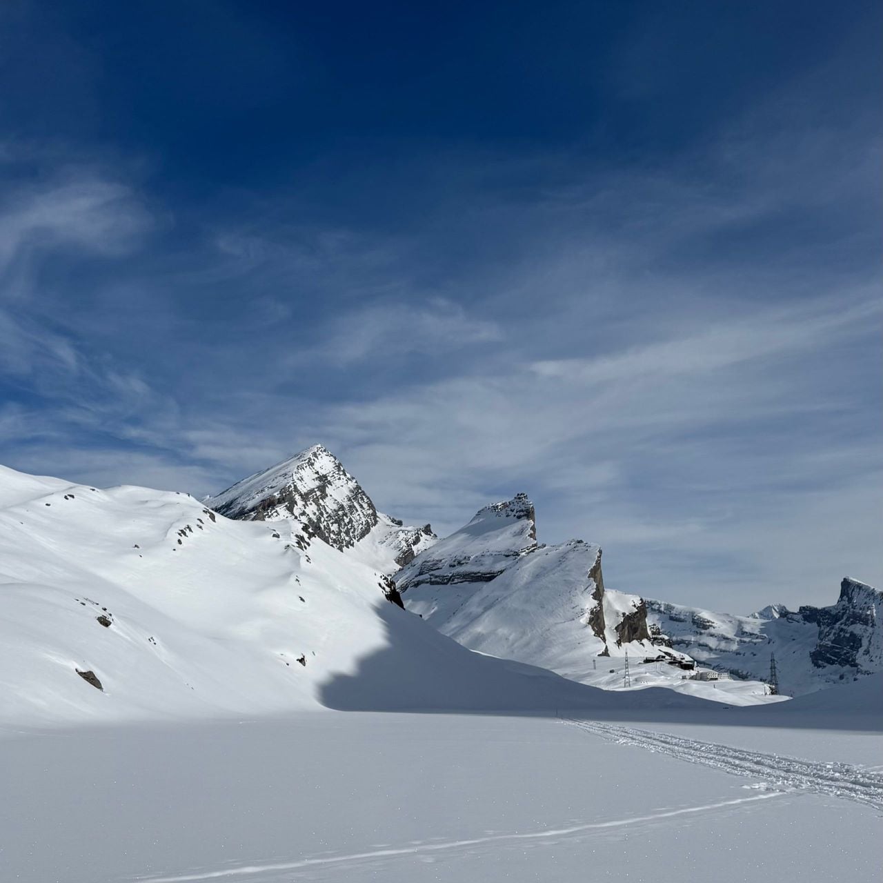 Guided snowshoe hike to Lämmerenhütte SAC on the Gemmi