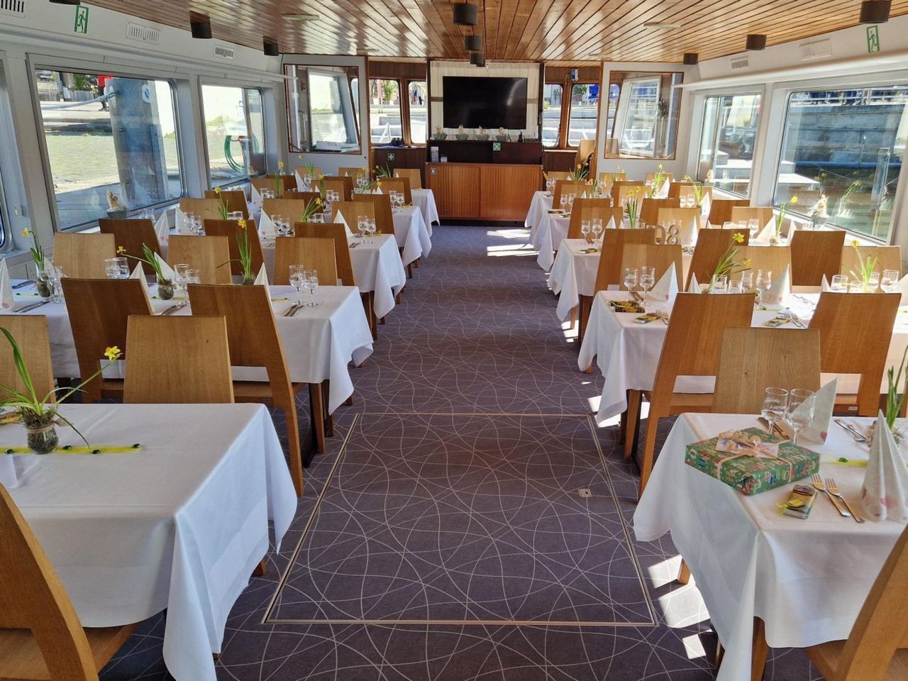 Themenschiff "Wellenklänge von Tango bis Jazz" auf dem Zürichsee ab Rapperswil