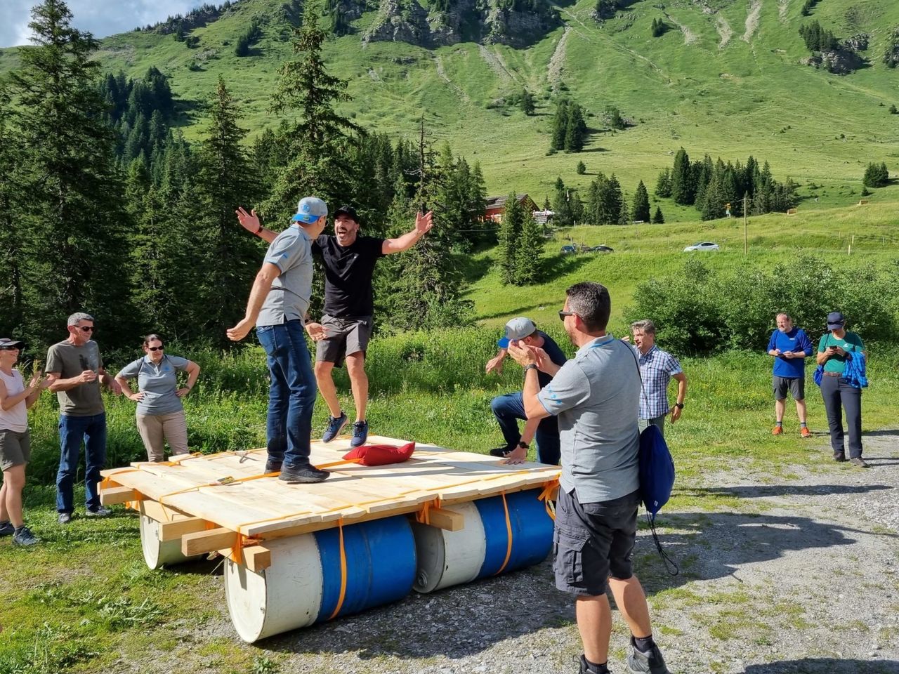 Flossbauen als Team oder Familie in Gstaad und Rougemont