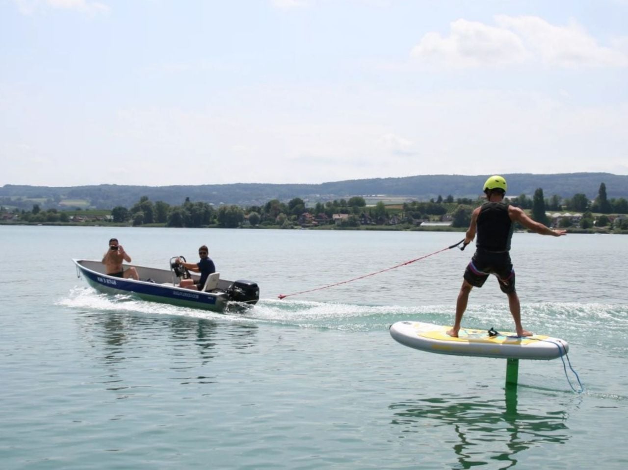 Foiling mit dem Motorboot am Bodensee