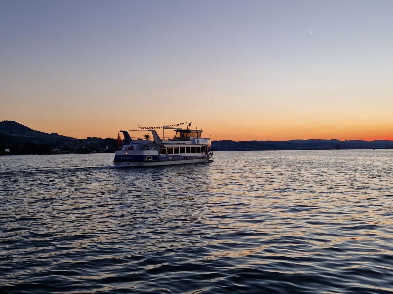 Themenschiff "Wellenklänge von Tango bis Jazz" auf dem Zürichsee ab Rapperswil