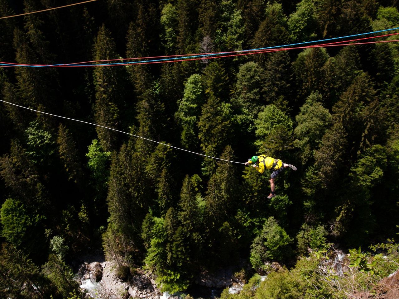 Canyon Swing über der Pissot Schlucht in Château-d'Oex
