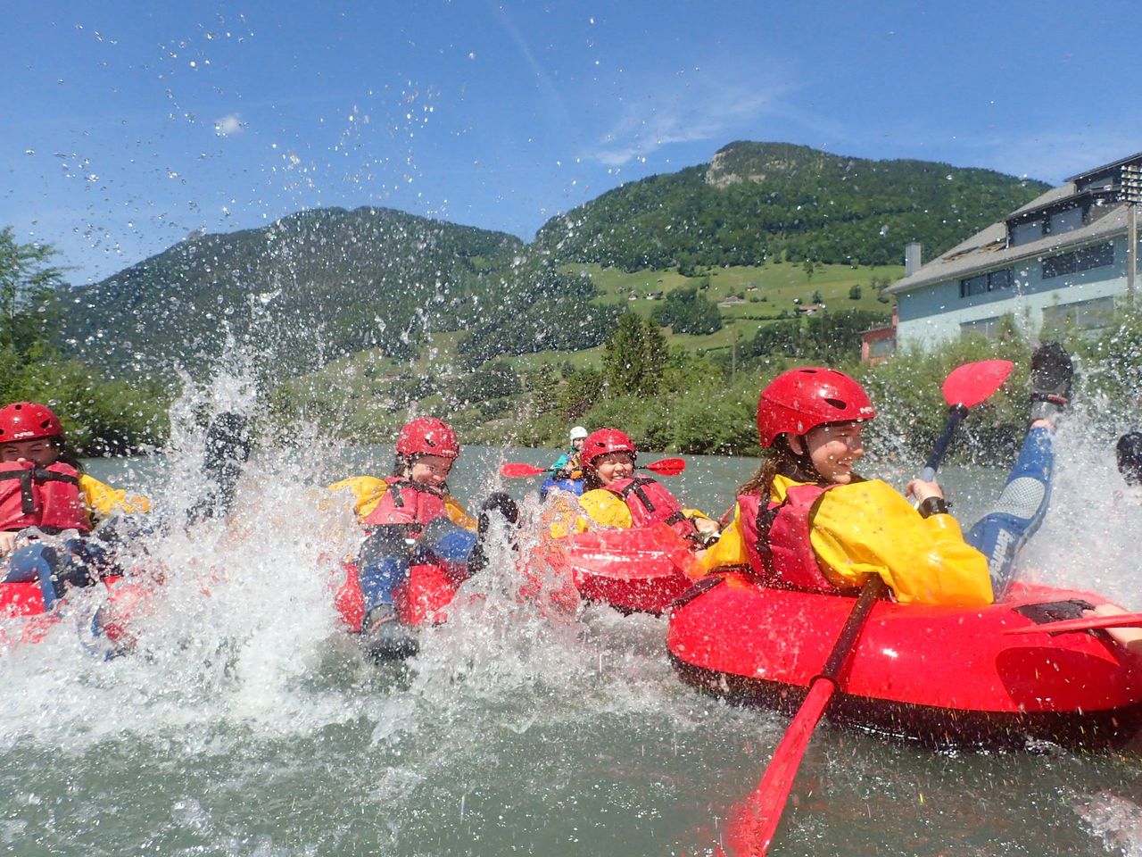 River Tubing: Fahrt mit Gummireifen über den Fluss Muota 