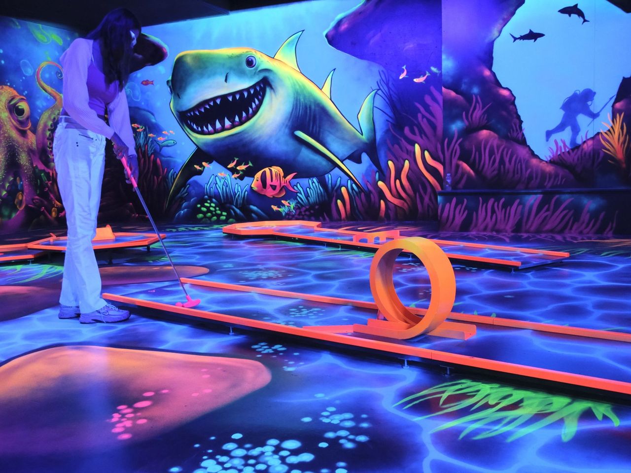 Schwarzlicht Minigolf in Basel