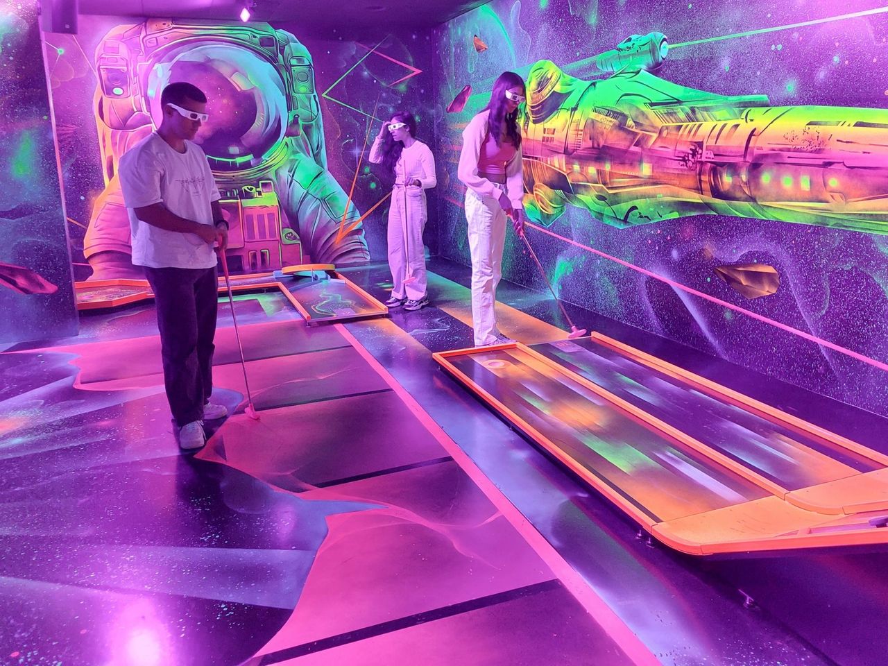 Schwarzlicht Minigolf in Basel