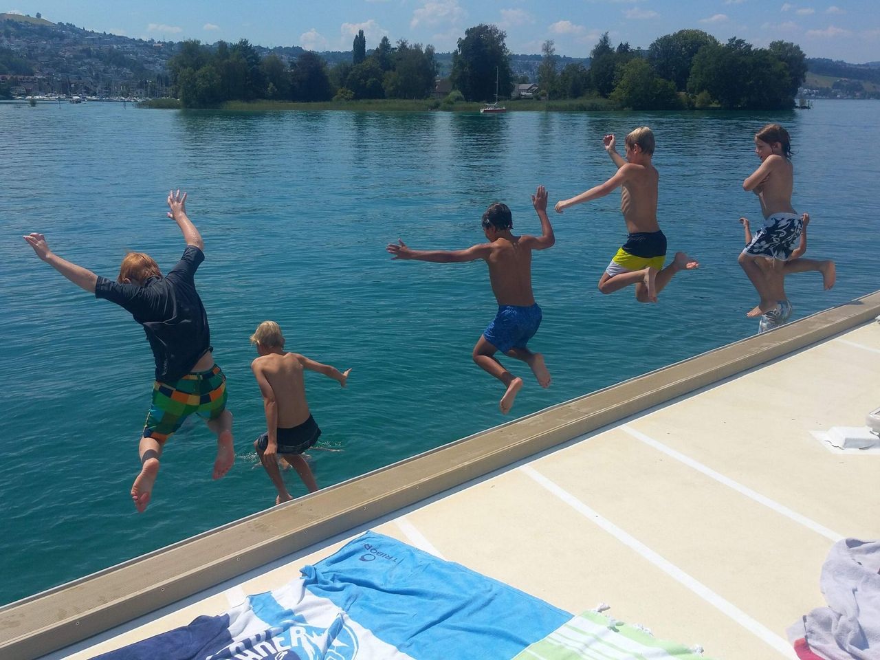 Fahrt mit dem Eventfloss über den Zürichsee (selbstgeführt)