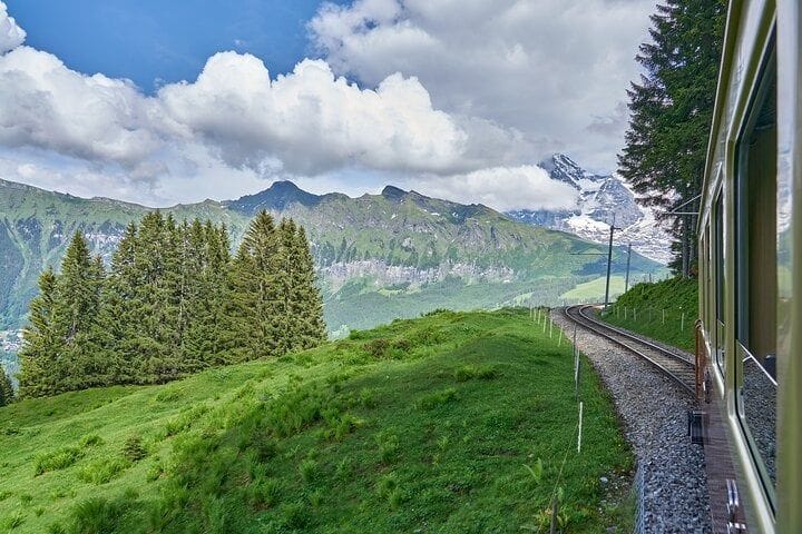 Da Interlaken: escursione di un giorno in piccolo gruppo a Lauterbrunnen e Mürren