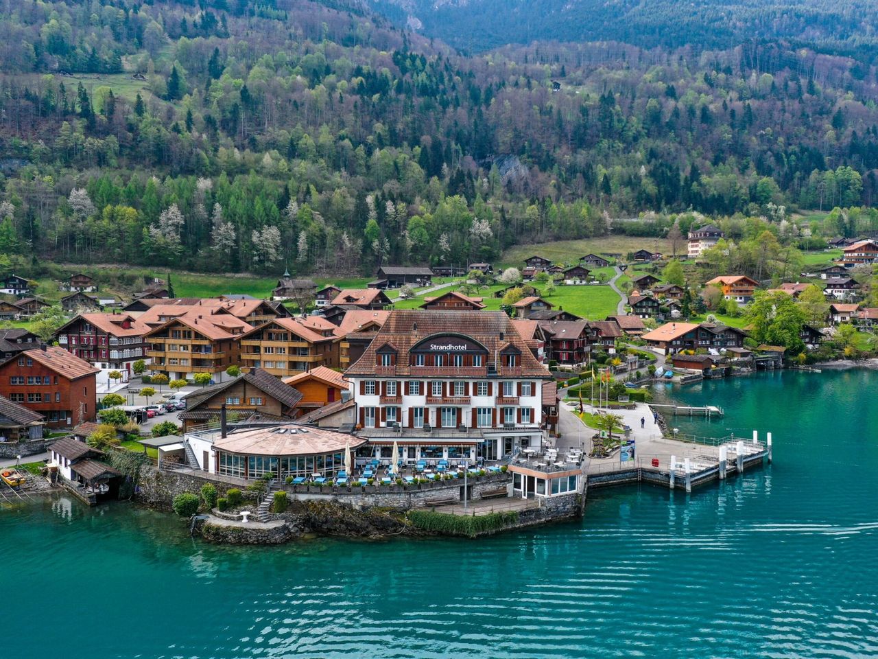 From Bern: Private Lakes and Waterfalls Tour