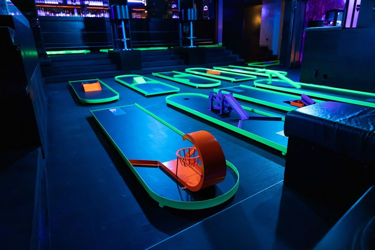 Minigolf néon au Club Bellevue à Zurich