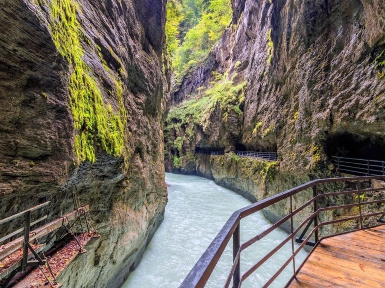 From Bern: Private Lakes and Waterfalls Tour