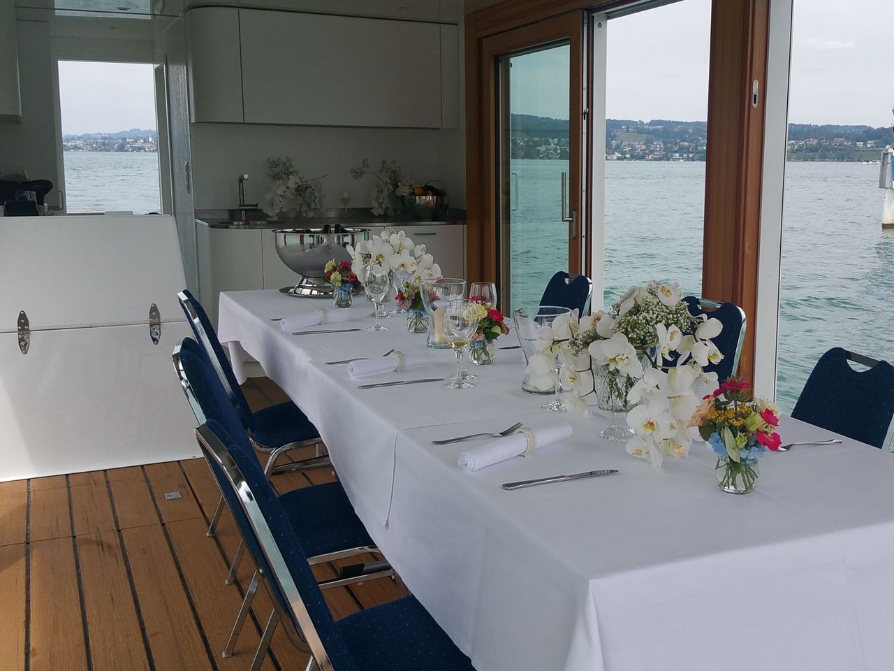 Fahrt mit dem Eventfloss über den Zürichsee (selbstgeführt)