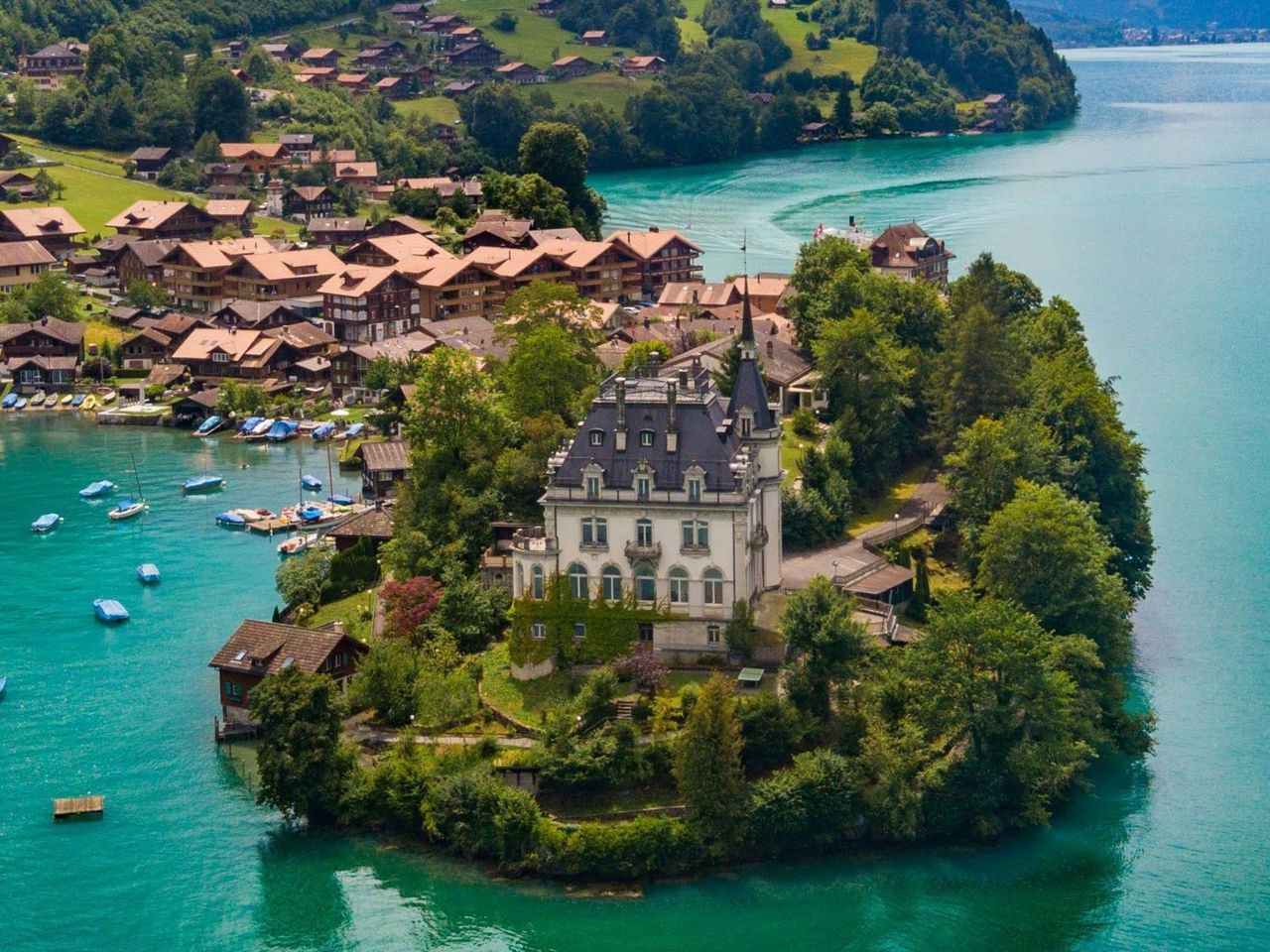 From Bern: Private Lakes and Waterfalls Tour