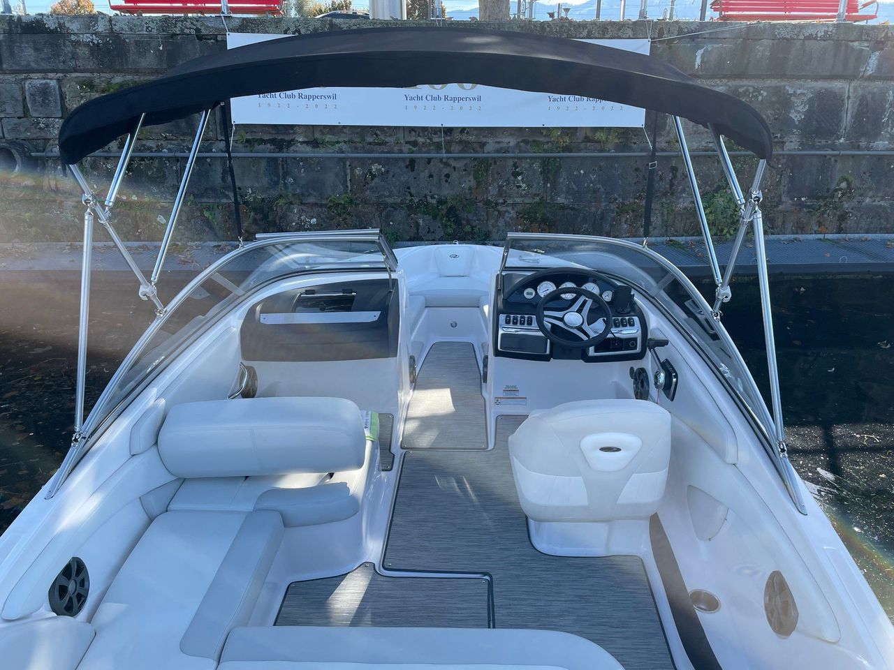 Sortie privée en bateau sur le lac de Zurich avec skipper et sports nautiques au départ de Rapperswil