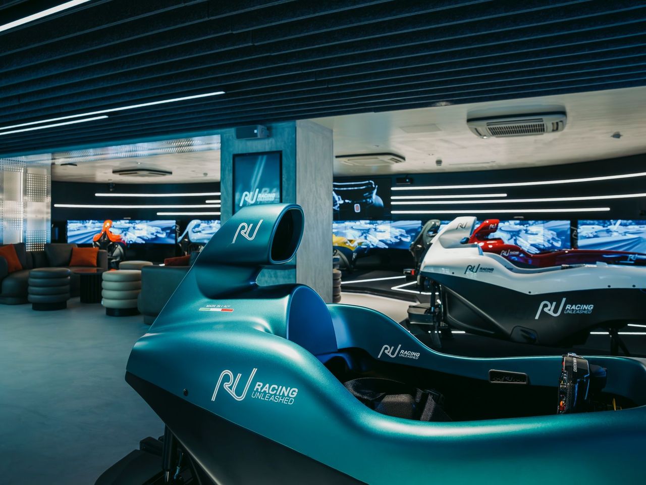 Racing Unleashed - Fahrt im Rennsimulator in der Stadt Zürich mit optionalem Essen